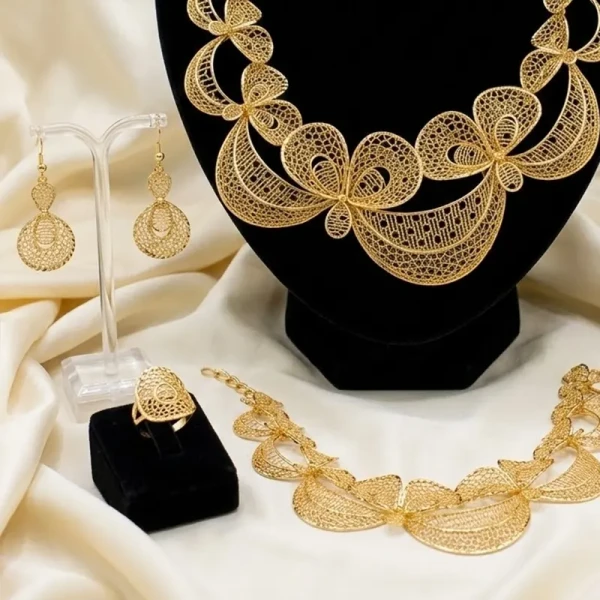 Luxury Dubai Gold Plate1...